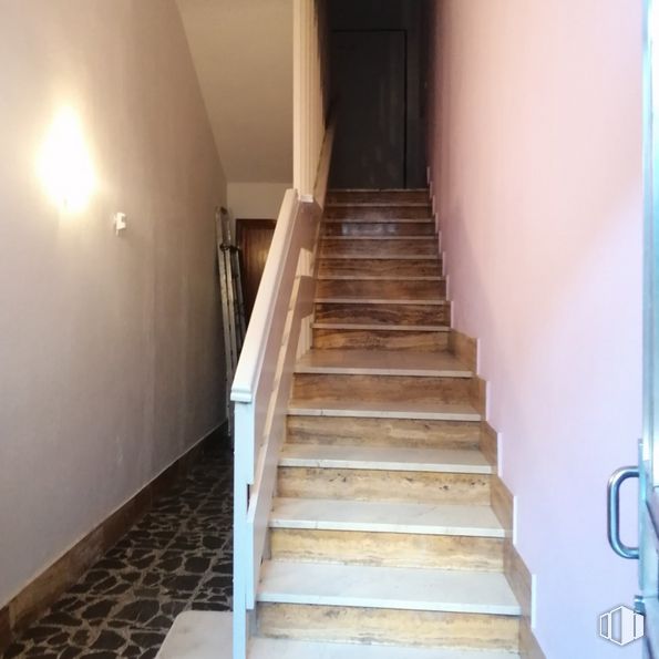 Office for rent at Zona Pradillo, Móstoles, Madrid, 28931 with lighting, brown, stairs, building, wood, fixture, paint, house, flooring and wood stain around