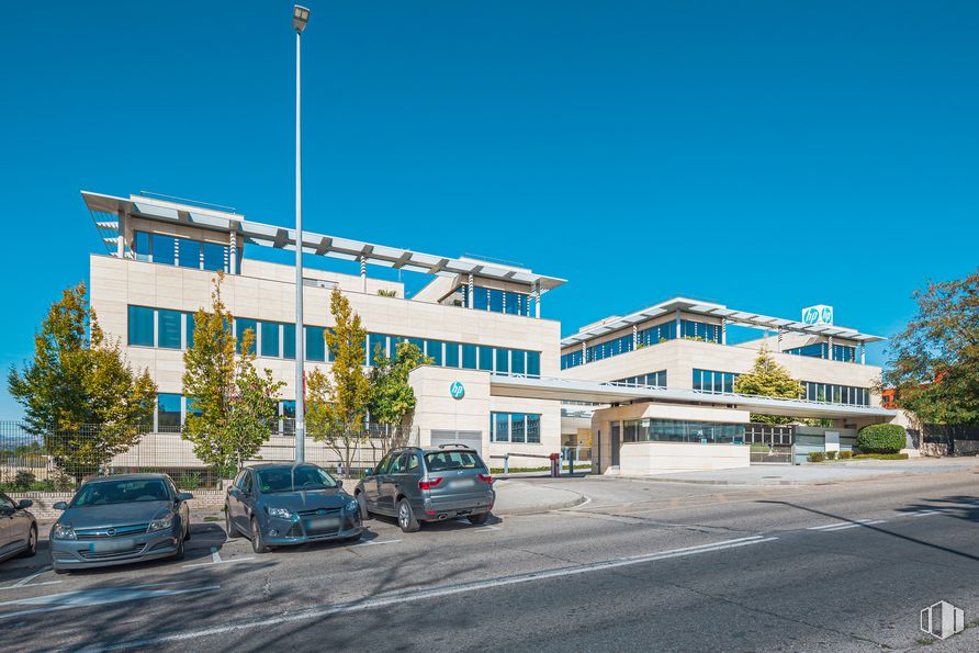 Oficina en alquiler en Calle José Echegaray, 18, Las Rozas de Madrid, Madrid, 28230 con coche, edificio, cielo, planta, rueda, ventana, neumático, árbol, vehículo y diseño urbano alrededor