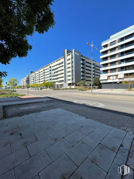 Retail for rent at Avenida Víctimas del Terrorismo, Alcalá de Henares, Madrid, 28806 with building, sky, plant, road surface, window, tree, asphalt, urban design, shade and house around