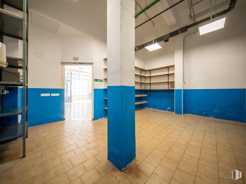 Retail for sale at Calle Mosquilona, Colmenar Viejo, Madrid, 28770 with light fixture, flooring, floor, composite material, ceiling, tile, tile flooring, paint, steel and plaster around