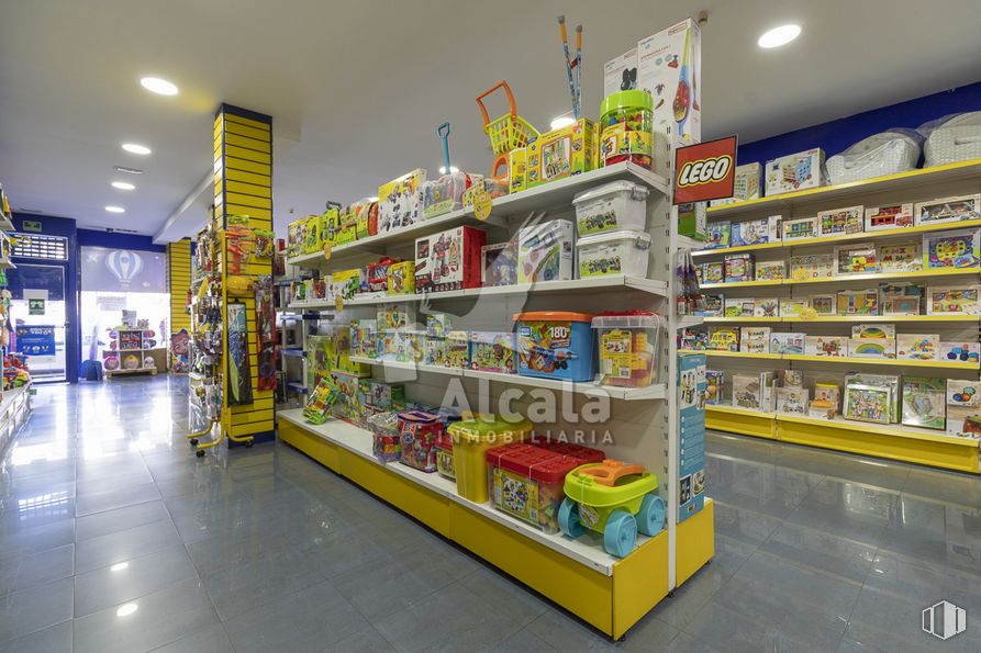 Retail for sale at Zona Centro, Alcalá de Henares, Madrid, 28805 with furniture, shelf, building, shelving, convenience store, retail, customer, trade, grocery store and convenience food around