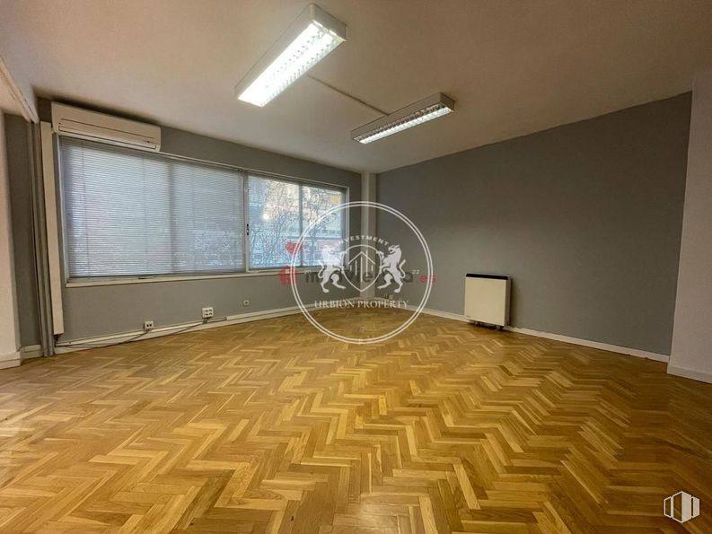 Oficina en alquiler en Calle Añastro, Ciudad Lineal, Madrid, 28033 con lámpara, alumbrado, persiana de la ventana, ventana, suelos, suelo, techo, apartamento, hall y suelos de madera alrededor