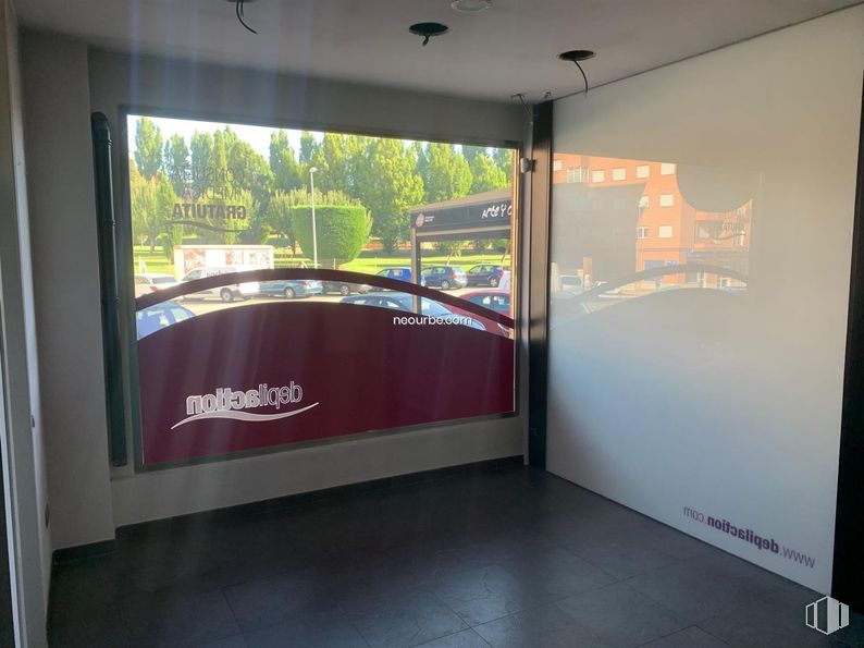 Retail for rent at Calle Agustín Rodríguez Sahagun, Ávila, 05003 with building, interior design, fixture, shade, flooring, ceiling, glass, tree, automotive exterior and automotive design around