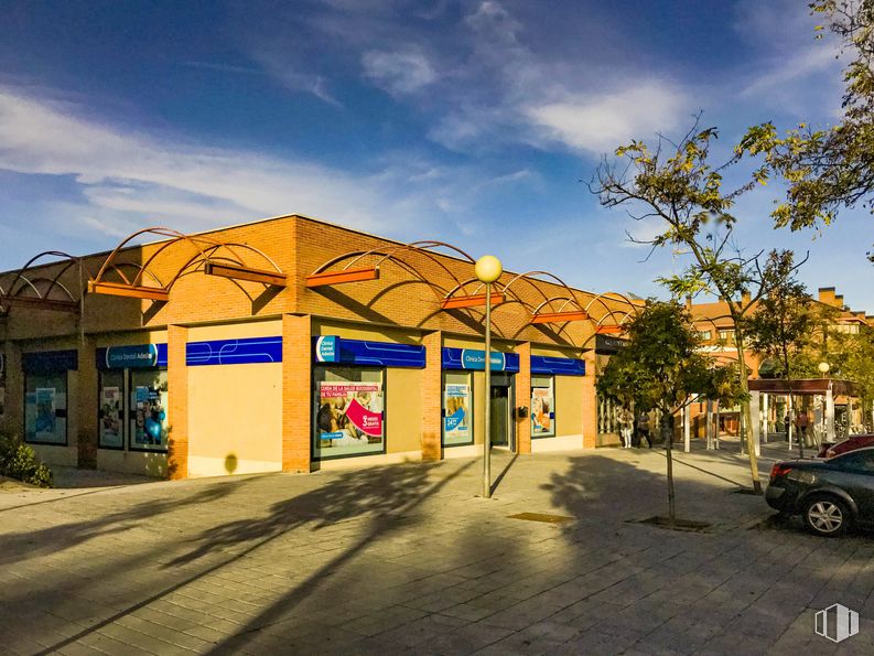 Local en alquiler en Avenida Viñuelas, 17, Tres Cantos, Madrid, 28760 con coche, rueda, nube, cielo, planta, edificio, superficie de la carretera, sombra, asfalto y arquitectura alrededor