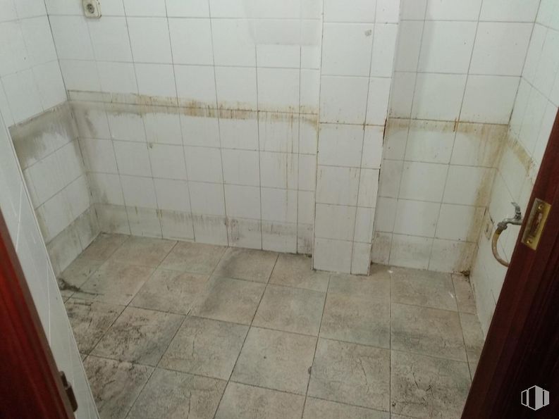 Local en alquiler en Zona Centro, Leganés, Madrid, 28911 con accesorio, baño, pavimentos, piso, material compuesto, rectángulo, material de construcción, fontanería, suelos de baldosas y accesorio de baño alrededor