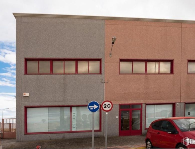 Industrial for sale at Zona industrial, Santa Cruz del Retamar, Toledo, 45513 with car, window, building, door, vehicle, tire, motor vehicle, cloud, wheel and residential area around