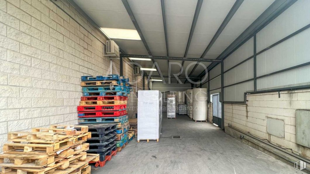 Nave en venta en Polígono Industrial Los Vallejos, Torres de la Alameda, Madrid, 28813 con productos envasados, madera, suelo, suelos, edificio, material compuesto, ingeniería, hormigón, metal y techo alrededor