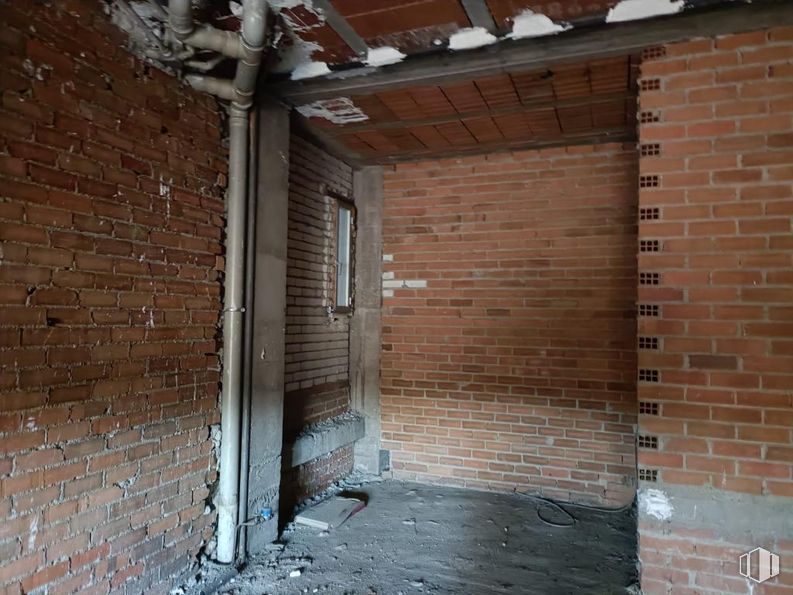 Local en venta en Calle Tribaldos, Hortaleza, Madrid, 28043 con ventana, albañilería, edificio, ladrillo, madera, material de construcción, suelo, material compuesto, gas y suelos alrededor