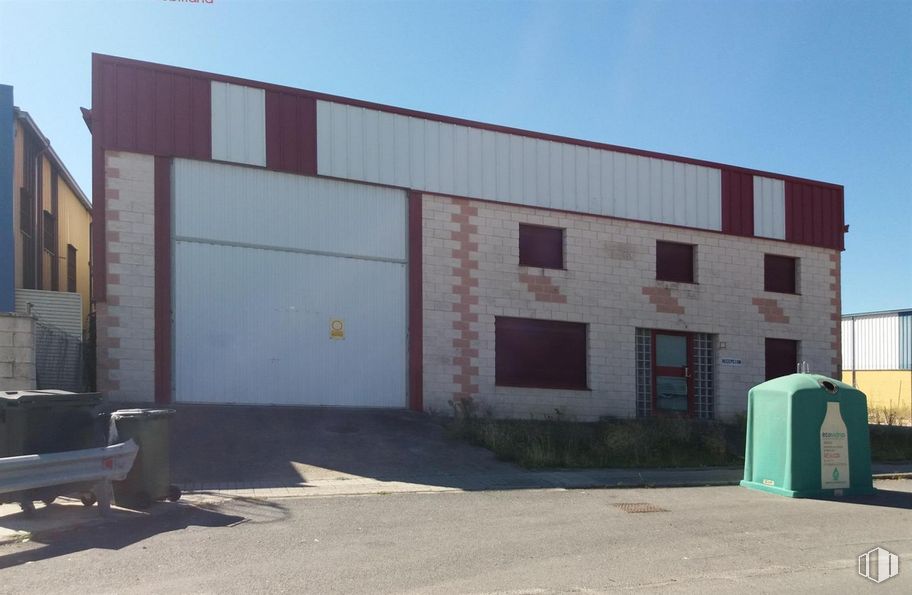 Industrial for sale at Polígono Nicómedes García, Valverde del Majano, Segovia, 40140 with building, window, sky, automotive tire, asphalt, tire, automotive exterior, motor vehicle, shade and door around