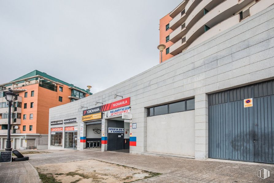 Retail for sale at Calle Manuel Gómez Moreno, Ávila, 05003 with building, window, house, sky, asphalt, fixture, road surface, commercial building, facade and city around