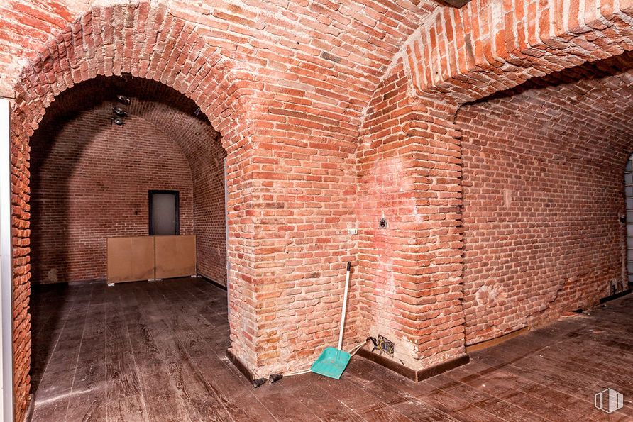 Retail for sale at Calle Espíritu Santo, Centro, Madrid, 28004 with property, brickwork, brick, wood, wall, building material, facade, building, symmetry and beauty around