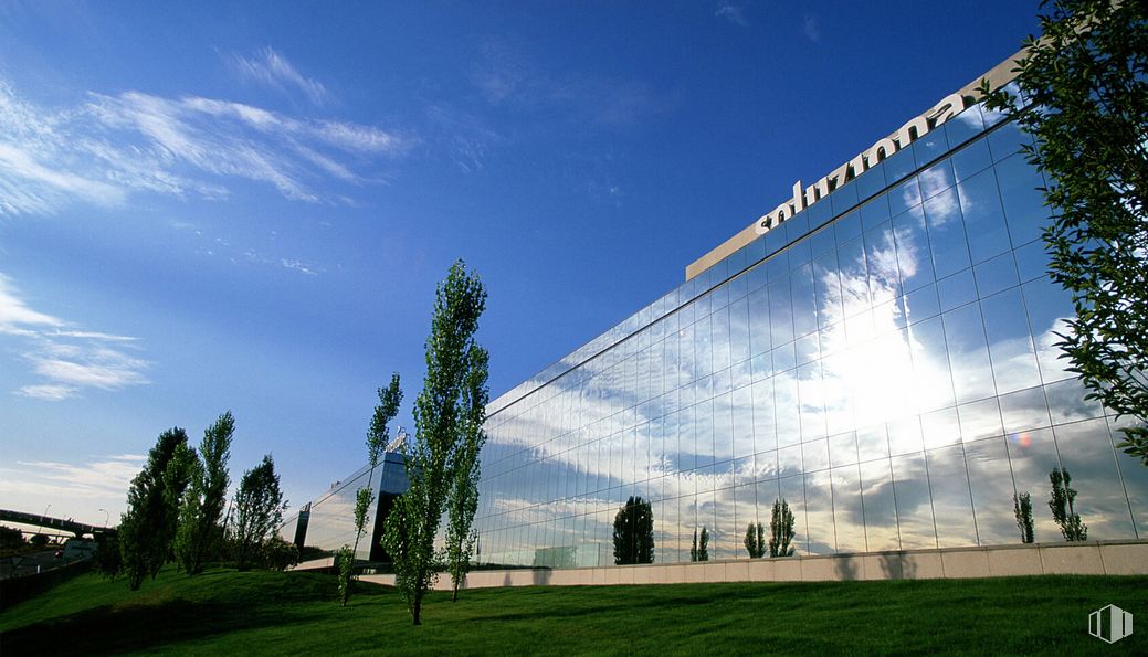 Oficina en alquiler en Paseo Club Deportivo, 1, Pozuelo de Alarcón, Madrid, 28223 con edificio, cielo, nube, planta, árbol, paisaje natural, sombra, lote de tierra, césped, pendiente y pradera alrededor