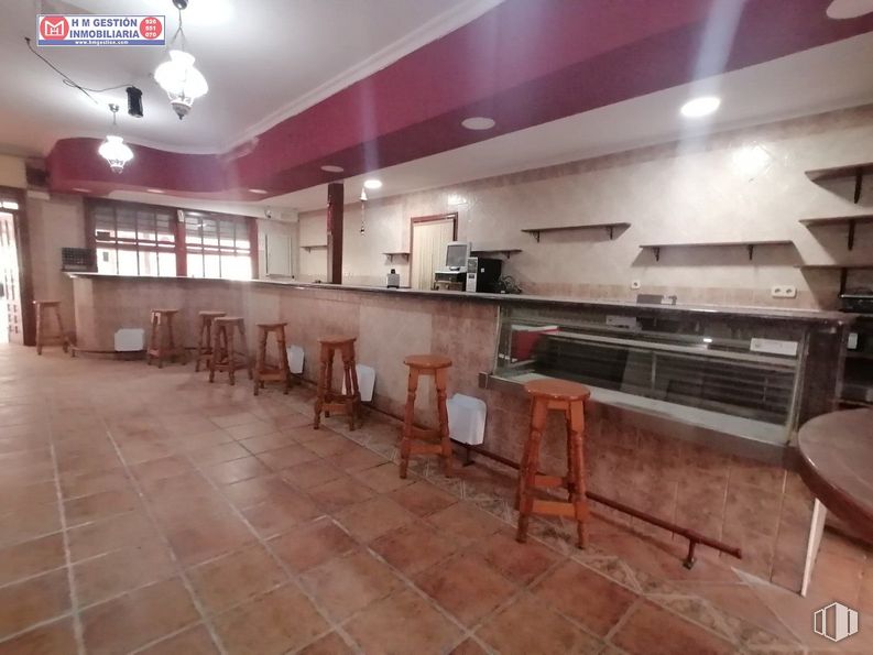 Local en alquiler y venta en Zona laguna, Villafranca de los Caballeros, Toledo, 45730 con taburete, mueble, propiedad, encimera, alumbrado, madera, interiorismo, suelos, suelo y casa alrededor