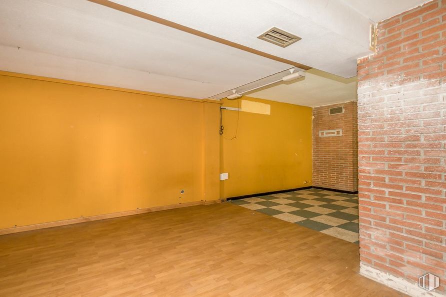 Retail for sale at Calle Miguel de la Roca, Puente de Vallecas, Madrid, 28053 with hall, door, wood, floor, flooring, fixture, hardwood, building, wood stain and ceiling around