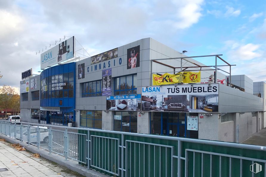 Local en alquiler en Calle Azuela, 69, Collado Villalba, Madrid, 28400 con edificio, cielo, nube, valla, fachada, bienes raíces, gas, área metropolitana, ciudad y ventana alrededor