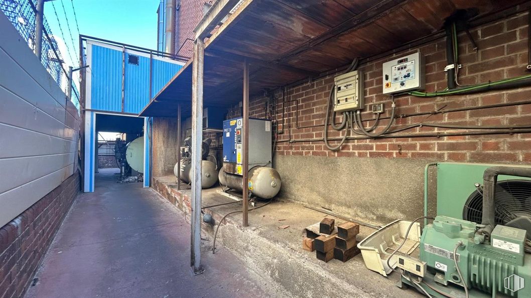 Industrial for sale at Polígono industrial San José de Valderas, Leganés, Madrid, 28917 with wall, brickwork, brick, composite material, metal, iron, pipe, building material, steel and alley around