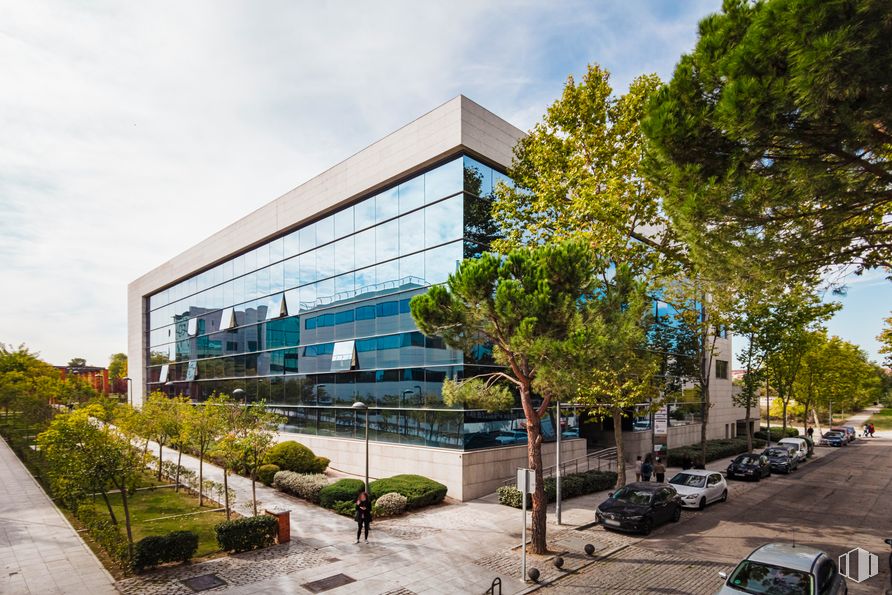 Oficina en alquiler en Calle Teide, 3, San Sebastián de los Reyes, Madrid, 28700 con coche, edificio, cielo, nube, planta, neumático, vehículo, árbol, rueda y sombra alrededor