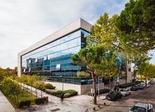 Oficina en alquiler en Calle Teide, 3, San Sebastián de los Reyes, Madrid, 28700 con coche, edificio, cielo, nube, planta, neumático, vehículo, árbol, rueda y sombra alrededor