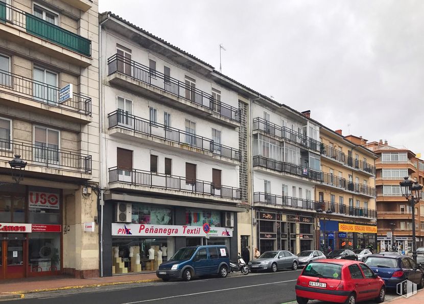 Retail for sale at Avenida Portugal, 37, Ávila, 05001 with car, building, wheel, cloud, tire, window, sky, vehicle, automotive parking light and infrastructure around