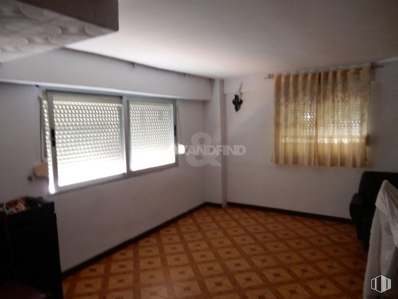 Retail for sale & for rent at Zona Santa Bárbara, Toledo, 45006 with window, furniture, property, building, shade, wood, fixture, house, floor and flooring around