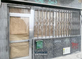 Retail for rent at Calle Azorín, Móstoles, Madrid, 28935 with door, wood, fixture, gas, composite material, facade, metal, rectangle, glass and concrete around