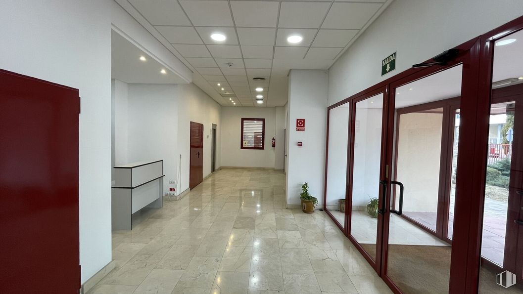 Oficina en alquiler y venta en Avenida Italia, 10, Coslada, Madrid, 28820 con ebanistería, accesorio, puerta, pasillo, diseño de interiores, suelo, piso, madera, bienes raíces y techo alrededor