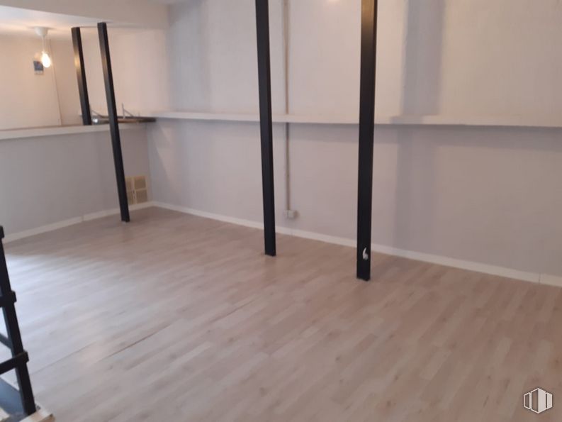 Retail for sale & for rent at Calle Mesones, 11, Robledo de Chavela, Madrid, 28294 with wood, flooring, floor, laminate flooring, wood stain, hardwood, automotive exterior, glass, varnish and plank around