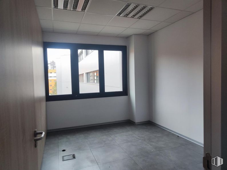 Oficina en alquiler en Calle Amaltea, Arganzuela, Madrid, 28045 con puerta, ventana, accesorio, edificio, suelos, hall, techo, madera, vidrio y material compuesto alrededor