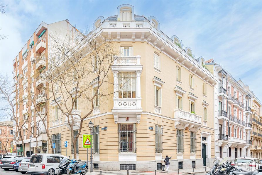 Oficina en alquiler en Calle Españoleto, 17, Chamberí, Madrid, 28010 con ventana, edificio, coche, rueda, neumático, cielo, durante el día, vehículo, nube y infraestructura alrededor