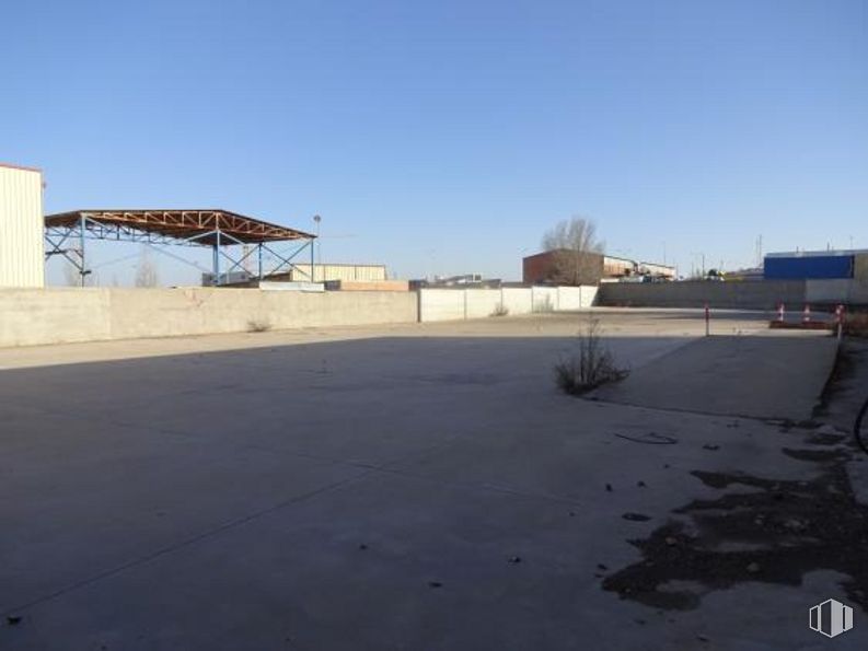 Nave en venta en Polígono Industrial Aimayr, San Martín de la Vega, Madrid, 28330 con planta, cielo, superficie de la carretera, asfalto, terreno, sombra, paisaje, gas, tintes y sombras y material compuesto alrededor