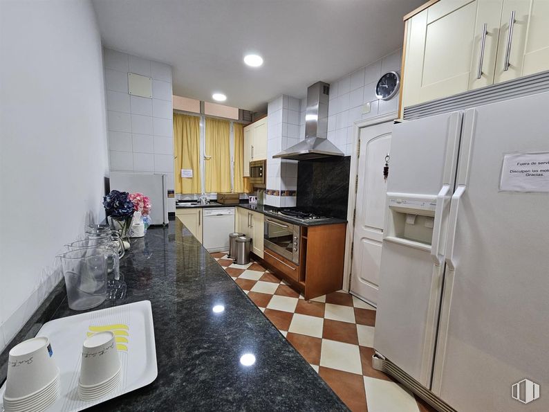 Office for sale at Argüelles, Moncloa - Aravaca, Madrid, 28008 with refrigerator, kitchen appliance, countertop, cabinetry, tableware, home appliance, kitchen, flooring, major appliance and floor around