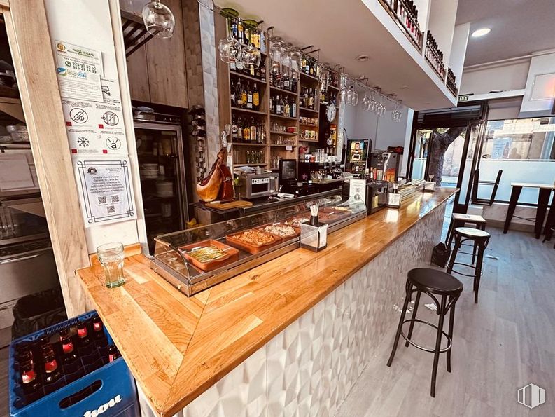 Local en venta en Avenida Carabanchel Alto, 86, Carabanchel, Madrid, 28044 con taburete, mesa, edificio, madera, interiorismo, establecimiento de bebidas, suelo, barware, suelos y estante alrededor