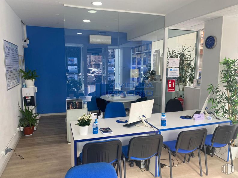 Local en alquiler en Calle Eduardo Marquina, Carabanchel, Madrid, 28019 con silla, planta de interior, escritorio, mesa, planta, pantalla de ordenador, mueble, interiorismo, suelos y alumbrado alrededor