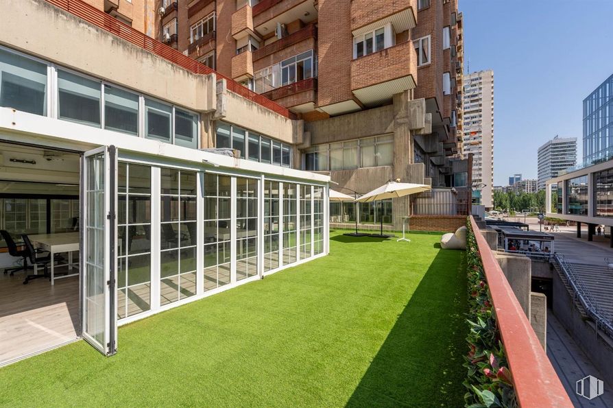 Oficina en venta en Calle Orense, Tetuán, Madrid, 28020 con edificio, propiedad, planta, ventana, diseño urbano, condominio, hierba, suelos, barrio y zona residencial alrededor