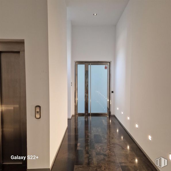 Oficina en alquiler en Calle Emilio Muñoz, 3, San Blas - Canillejas, Madrid, 28037 con puerta, edificio, accesorio, madera, suelos, suelo, pintura, rectángulo, techo y madera dura alrededor