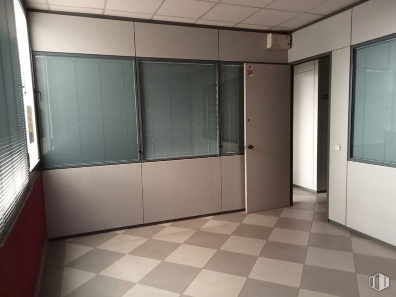 Nave en venta en Edificio Auge V, Camino Hormigueras, 122 BIS, Villa de Vallecas, Madrid, 28031 con ebanistería, edificio, puerta, accesorio, pasillo, exterior automotriz, piso, suelo, diseño de interiores y casa alrededor