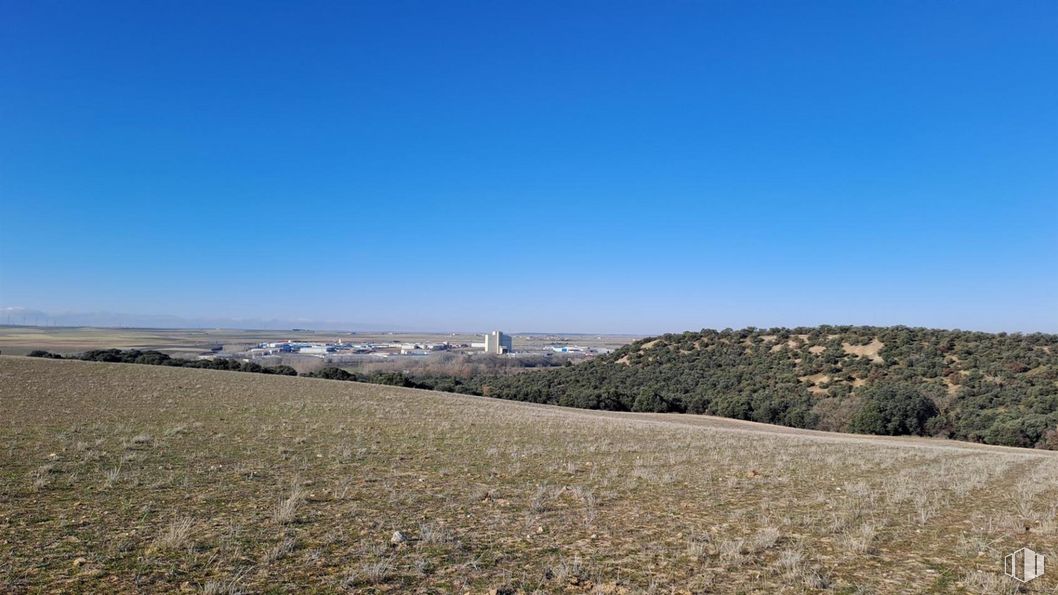 Land for sale at Zona Zamarramala, Segovia, 40196 with sky, natural landscape, mountainous landforms, landscape, grassland, horizon, plain, tree, road and grass around