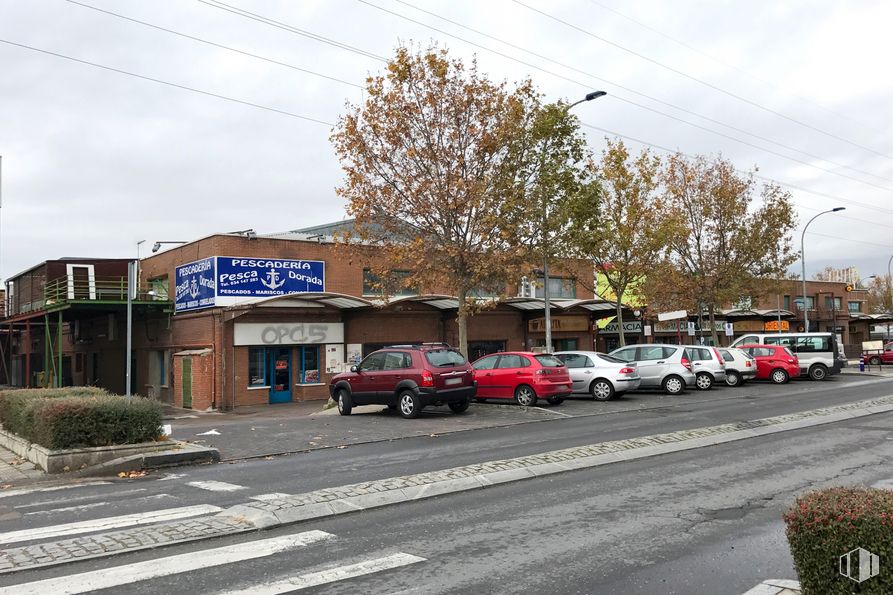 Local en alquiler en Calle Azuela, 1, Collado Villalba, Madrid, 28400 con coche, edificio, luz de estacionamiento automotriz, vehículo terrestre, rueda, cielo, vehículo, neumático, nube, vehículo de motor y planta alrededor