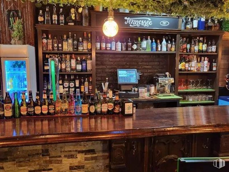 Local en venta en Calle Pedro Faura, 23, Pinto, Madrid, 28320 con lámpara, alumbrado, establecimiento de bebidas, botella, vajilla, estante, barware, estantería, botella de vidrio y madera alrededor