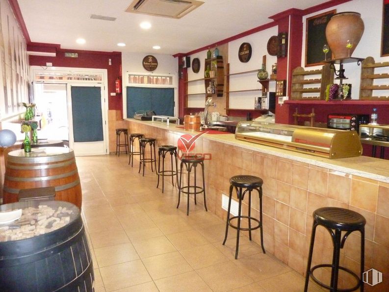 Retail for rent at Zona céntrica, Cuenca, 16004 with stool, barrel, food, table, furniture, building, countertop, lighting, interior design and wood around