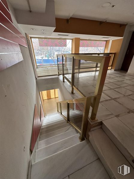 Local en alquiler en Calle Alcalá, 200, Salamanca, Madrid, 28028 con madera, suelos, suelo, interiorismo, escaleras, material compuesto, pasamanos, tinte para madera, madera dura y vidrio alrededor