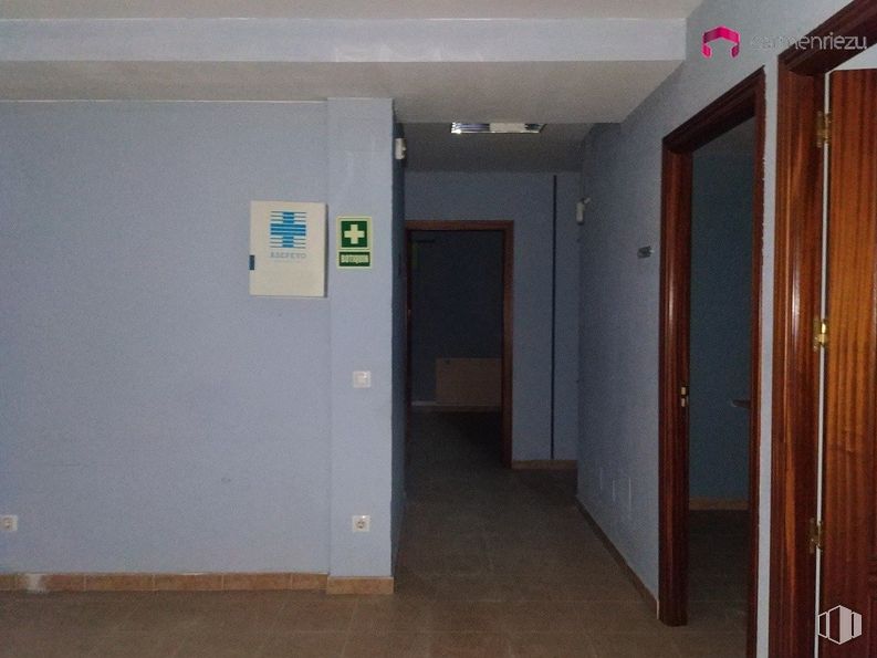 Retail for sale at Calle Carlos Rubio, 4, Tetuán, Madrid, 28039 with building, door, handle, fixture, wood, paint, dead bolt, floor, flooring and wall around