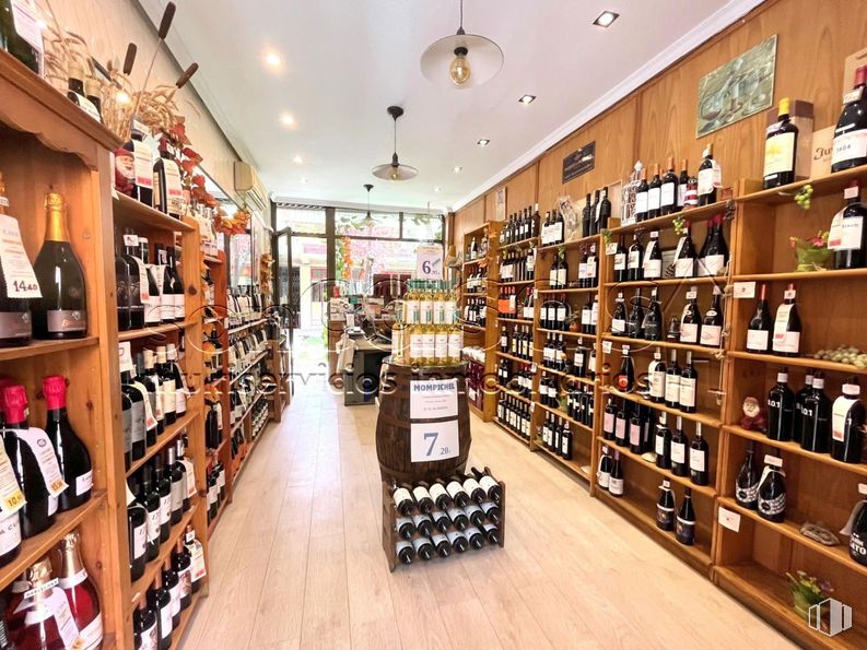 Local en alquiler en Zona Alameda de Osuna, Barajas, Madrid, 28042 con botella, botella de vino, alumbrado, lámpara, mueble, propiedad, estante, estantería, gafas y interiorismo alrededor