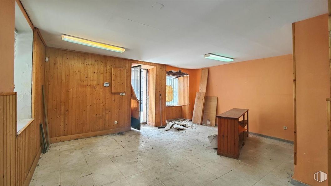 Land for sale at Avenidas Rey Juan Carlos I, 10, Robledo de Chavela, Madrid, 28294 with light fixture, lighting, furniture, window, building, wood, fixture, house, interior design and flooring around