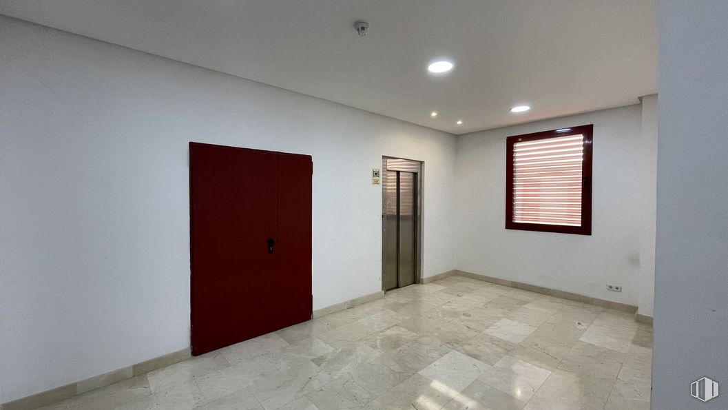 Oficina en alquiler y venta en Avenida Italia, 10, Coslada, Madrid, 28820 con persiana de la ventana, propiedad, accesorio, madera, pasillo, diseño de interiores, suelo, piso, ventana y tinte para madera alrededor