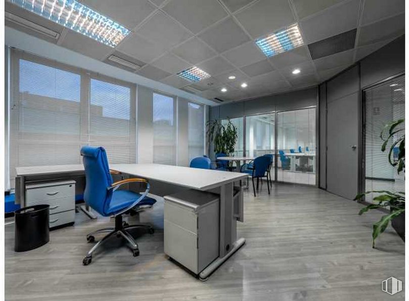 Oficina en alquiler en Calle Labastida, 2, Fuencarral - El Pardo, Madrid, 28034 con silla, planta, escritorio, mueble, mesa, silla de oficina, edificio, azur, arquitectura y diseño de interiores alrededor