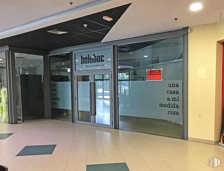 Local en venta en Centro Comercial La Rotonda, Plaza Toro, 1, Tres Cantos, Madrid, 28760 con propiedad, accesorio, edificio, puerta, diseño de interiores, suelo, techo, vidrio, fachada y suelo de baldosas alrededor