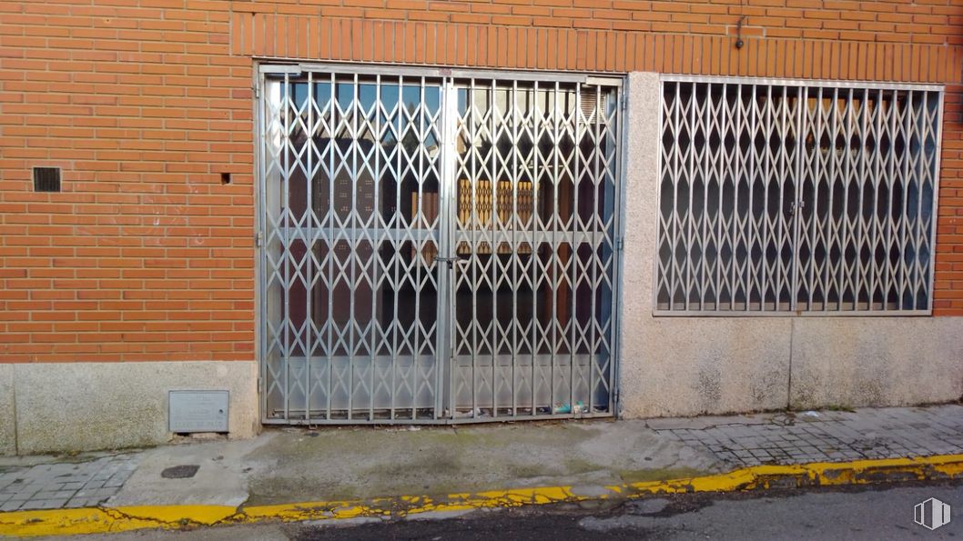 Retail for rent at Calle San José, Madridejos, Toledo, 45710 with door, window, fixture, rectangle, wood, composite material, building, gas, road surface and facade around