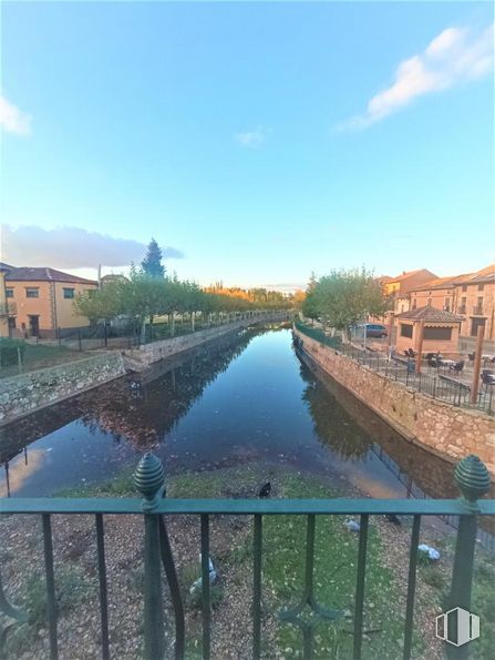 Local en alquiler y venta en Calle Hermanamiento, Ayllón, Segovia, 40520 con edificio, cielo, agua, nube, planta, recursos hídricos, naturaleza, azur, valla y paisaje natural alrededor