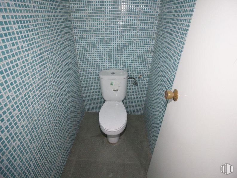 Retail for sale at Calle Salvador, 14, Getafe, Madrid, 28904 with toilet, plumbing fixture, toilet seat, bathroom, purple, interior design, household supply, plumbing, floor and flooring around